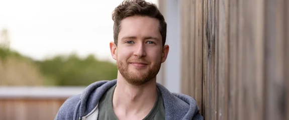 Portraitfoto eines Studierenden im Bachelor Management im Gesundheitswesen 