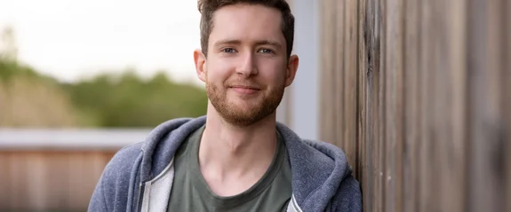 Management im Gesundheitswesen studieren an der UW/H (Foto: UW/H | Michael Schwettmann) Portraitfoto eines Studierenden im Bachelor Management im Gesundheitswesen