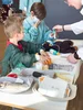 In der Teddyklinik der UW/H konnten Kinder ihre verletzten Stofftiere in den Operationssaal bringen, um sie behandeln zu lassen (Foto: UW/H) Zwei Jungs helfen ihrem Plüschhund am OP Tisch wieder gesund zu werden.