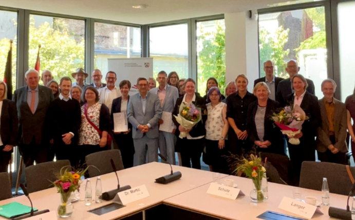 Zwei Wittener Gesamtschulen haben in Kooperation mit der UW/H den Gesundheitspreis NRW gewonnen (Foto: MAGS) Es stehen sehr viele Menschen nebeneinander, alles Verantwortliche aus der Politik und der Holzkamp- und der Otto-Schott-Gesamtschule.