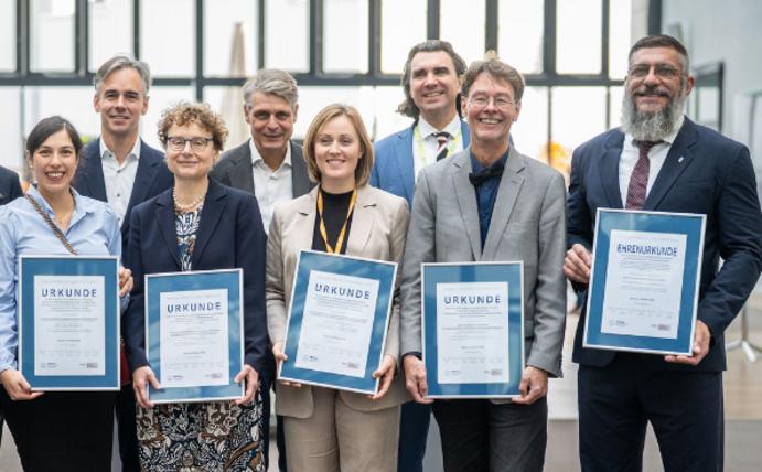 Wrigley Prophylaxe Preisverleihung 2025 (Foto: Wrigley Oral Health Program (WOHP) / DGZ) Gruppenfoto von Menschen, die Urkunden in die Kamera halten