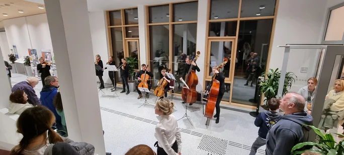 Orchestermitglieder geben ein Konzert im Neubau der Uni Witten/Herdecke