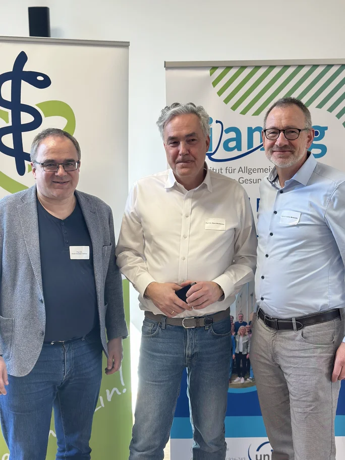 Bild von Horst Christian Vollmar, Klaus Weckbecker und Achim Morsiefer vor 2 Roll-Ups des iamag der UWH und der Rurh-Uni Bochum