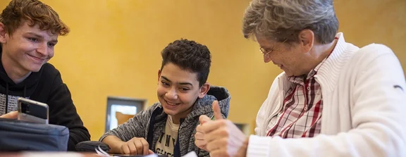 Young people in diabetes counselling (Photo: Carsten Strübbe) A young man, a teenager and a woman sit together at the table