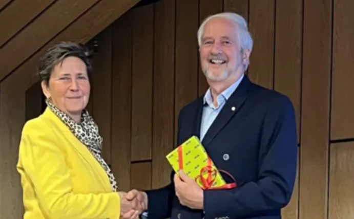 Silbernes Ehrenzeichen an Prof. Dr. Andreas Schulte verliehen (Foto: Bundesverbandes der Zahnärztinnen und Zahnärzte des Öffentlichen Gesundheitsdienstes) Eine Frau und ein Mann schütteln sich die Hand und schauen in die Kamera.