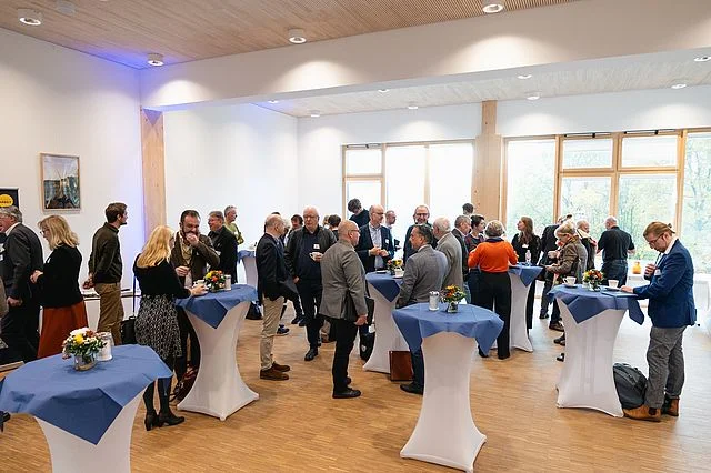 Große Gruppe an Menschen in einem UW/H-Raum