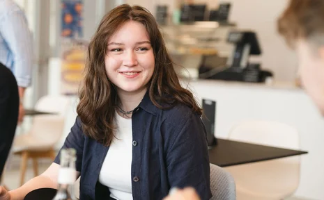 Eine junge Frau lächelt.