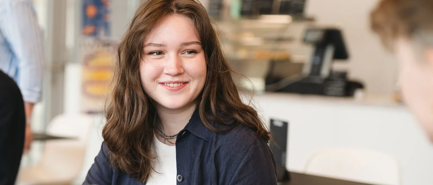 Bei der Online-Infoveranstaltung erfahren Studieninteressierte alles über den Studiengang und den Studienalltag in Witten. (Foto: UW/H | Johannes Buldmann) Eine junge Frau lächelt.