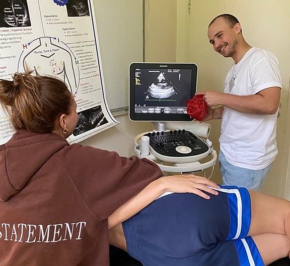 Darstellung einer Praxisübung in der Sonografie