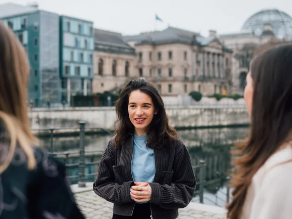 Foto einer Frau vor dem Deutschen Bundestag in Berlin.