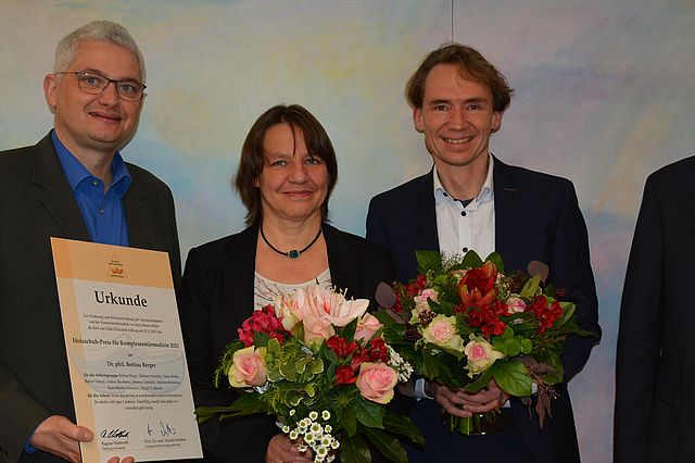 Preisverleihung 2021: die Stiftungsräte Ragnar Watteroth (l.) und Jens Timm (r.) gratulieren der Arbeitsgruppe um Dr. Bettina Berger und Prof. Dr. David Martin (Foto: Marion Laube/Hufelandgesellschaft)