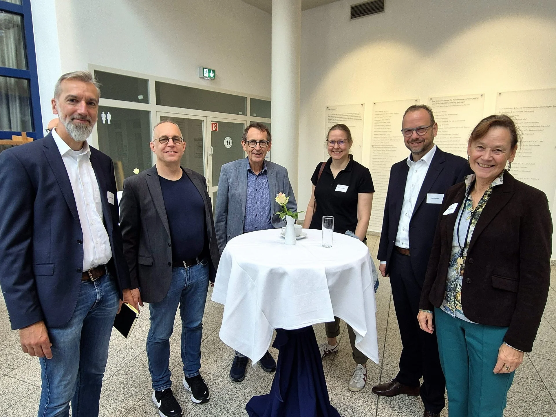 Märzellus Hofmann, Florian Kreppel und Stefan Zimmer (Foto: Kristin Schütz) Sechs Personen stehen um einen runden Stehtisch