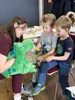 Kinder aus Wittener Kindertagesstätten konnten bei der Teddyklinik an der UW/H auch lernen, wie man richtig seine Zähne putzt (Foto:UW/H) Zwei Jungs putzen einem Plüschdino die Zähne.