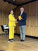 Silbernes Ehrenzeichen an Prof. Dr. Andreas Schulte verliehen (Foto: Bundesverbandes der Zahnärztinnen und Zahnärzte des Öffentlichen Gesundheitsdienstes) Eine Frau und ein Mann schütteln sich die Hand und schauen in die Kamera.