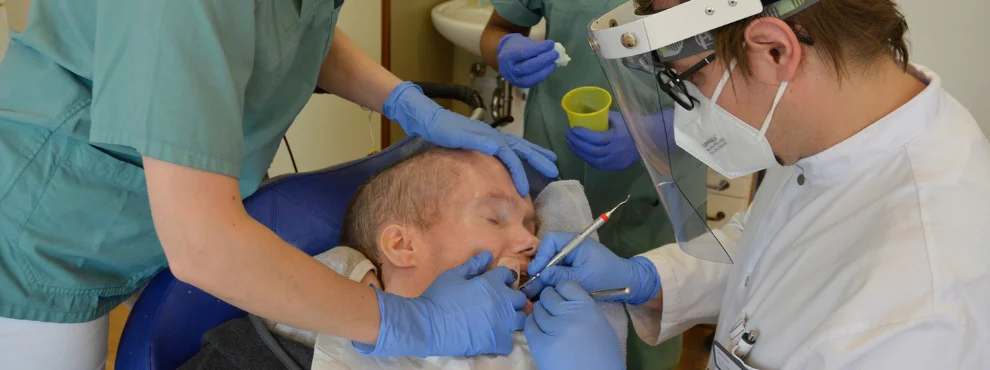 Zahnäztliche Behandlung eines Menschen mit Behinderung