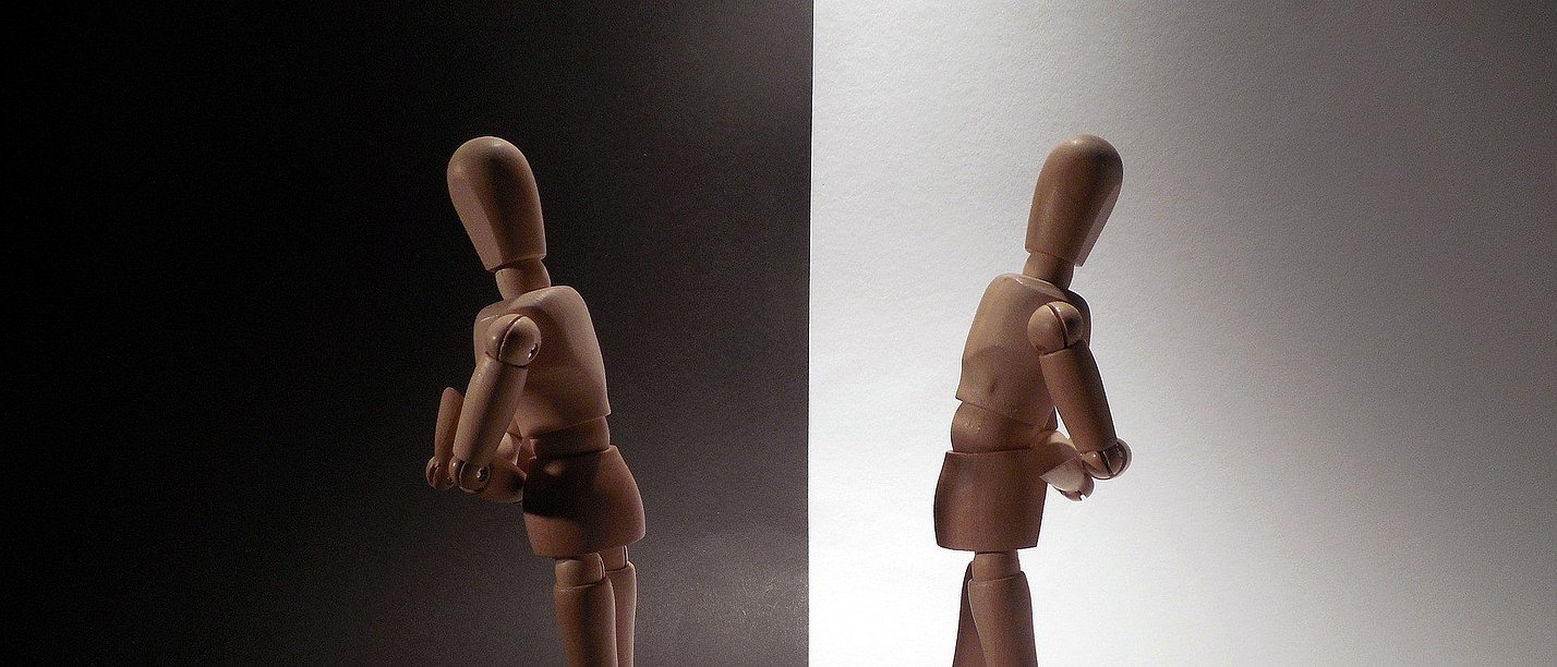 Lecture on prejudices (Photo: pixabay | Succo) Two wooden figures turn away from each other.