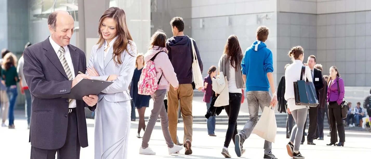 Die WIFU-Ringvorlesung im Juli 2025 thematisiert die Unternehmensnachfolge im Wandel. (Foto: pixabay | helpsg) Ein Mann und eine Frau schauen gemeinsam auf ein Klemmbrett.