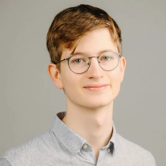 Leander Holtz | Student PPÖ – Philosophie, Politik und Ökonomik (B. A.) (Foto: privat) Porträt eines Mannes