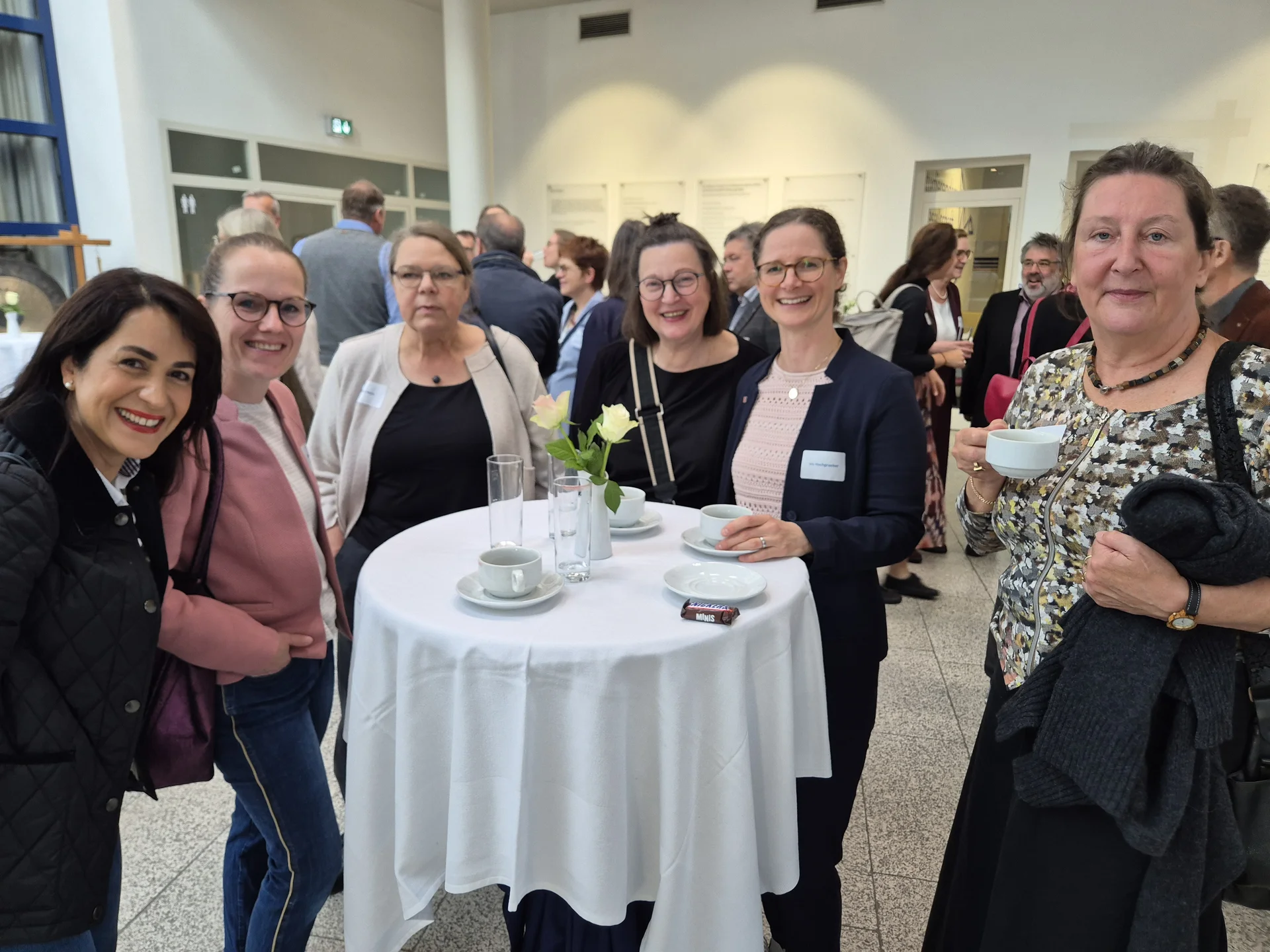 Alumnae Pflegewissenschaften (Foto: Kristin Schütz) Sechs Alumnae aus dem Bereich der Pflegewissenschaften stehen versammelt um einen Tisch