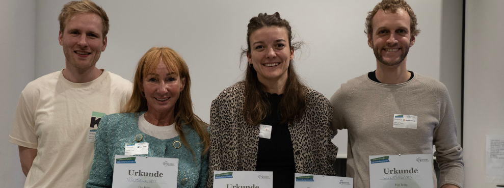 Die Gewinner-Start-ups beim Wittener Preis für Gesundheitsvisionäre 2022 (v. l. n. r.): minime, Krisenchat und MindAhead. (Foto: Sönke Zivic) Vier Personen stehen nebeneinander und halten eine Urkunde in die Kamera.