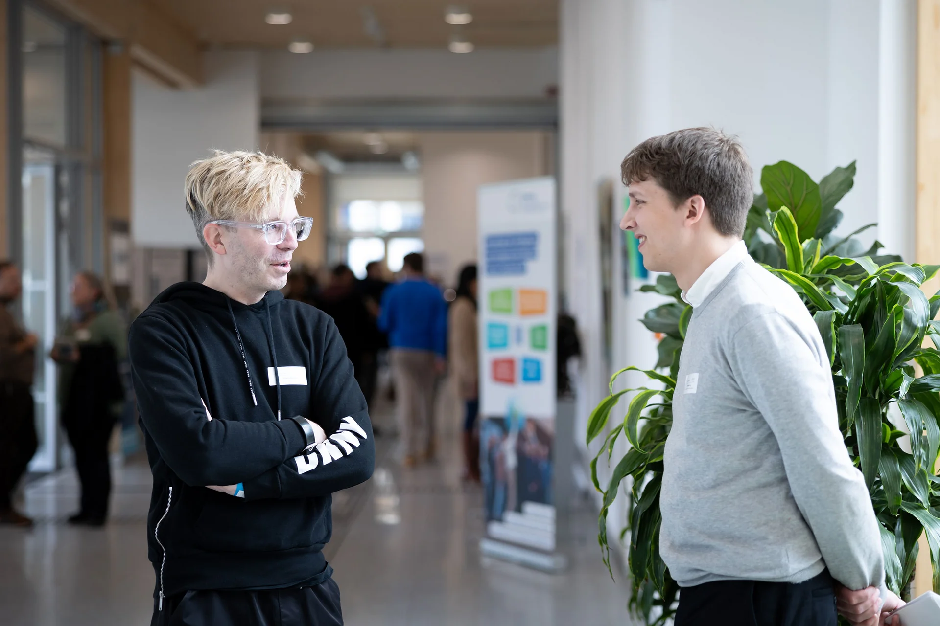 Networking opportunities (Photo: UW/H | Michael Schwettmann). Two people are standing opposite each other and talking.