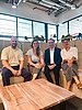 Neue Kooperation zwischen dem Reinhard-Mohn-Institut für Unternehmensführung an der Universität Witten/Herdecke und DIGITALHUB.DE in Bonn (Foto: DIGITALHUB.DE | Sarah Mahlmann) Vier Personen lächeln in die Kamera.