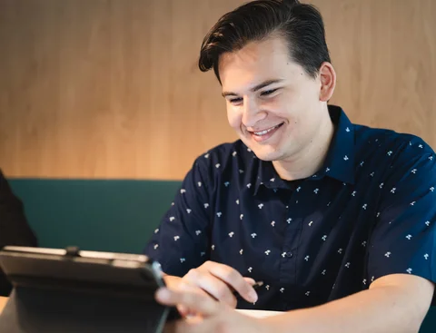 Ein Student im Studiengang Management & Psychologie (B. Sc.) an der UW/H