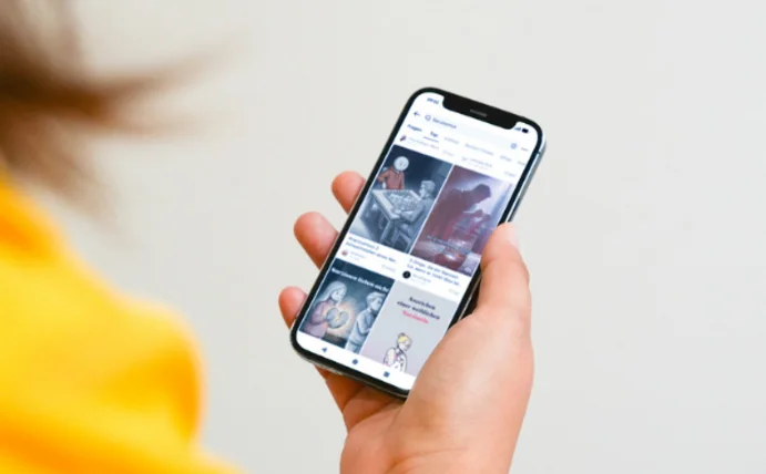 Misdiagnoses on TikTok (Photo: UW/H | Miriam Kreimeyer) The image shows a woman from behind, with the focus on the smartphone she is holding.