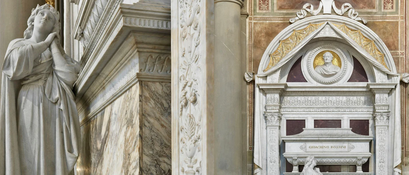 KULTURZEIT: Lecture by Dietrich Redecker On the left, a marble portrait of a woman at prayer; on the right, Rossini’s entire tomb in white marble with gold embellishments and the word ‘Rossini’ in black lettering. Beneath the coffin, the woman at prayer can be seen in profile.