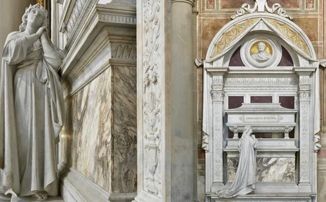 KULTURZEIT: Lecture by Dietrich Redecker On the left, a marble portrait of a woman at prayer; on the right, Rossini’s entire tomb in white marble with gold embellishments and the word ‘Rossini’ in black lettering. Beneath the coffin, the woman at prayer can be seen in profile.