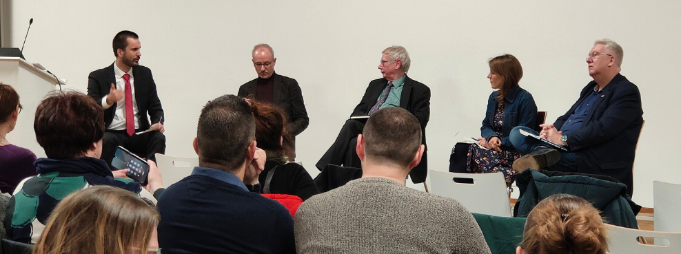 Die Gäste auf dem Podium (Foto: UW/H) Fünf Personen sitzen nebeneinander und diskutieren.