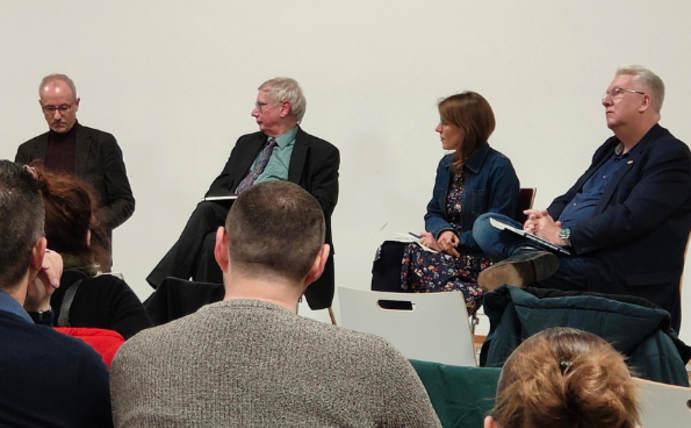 The guests on the podium (Photo: UW/H) Five people sit next to each other and discuss.