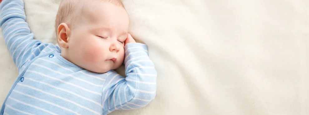 Man sieht ein schlafendes Baby