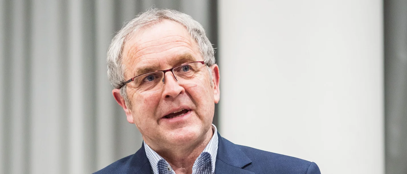 Bürgeruni lecture by Loske: ‘How does good politics work?’ (Photo: Johannes Buldmann Speaker Reinhard Loske speaking from a lectern, gesturing with his hands (Photo: Johannes Buldmann)