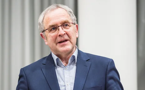 Bürgeruni lecture by Loske: ‘How does good politics work?’ (Photo: Johannes Buldmann Speaker Reinhard Loske speaking from a lectern, gesturing with his hands (Photo: Johannes Buldmann)