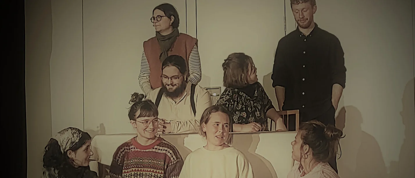 Studierende der Theatergruppe präsentieren Monologe von Shakespeare bis Tschechow. (Foto: UW/H | Sabine Goßmann) Studierende spielen Theater auf einer Bühne.