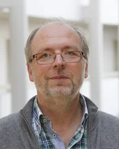 Univ.-Prof. Dr. Arndt Büssing (Foto: UW/H) Porträtbild eines Mannes