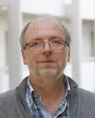 Univ.-Prof. Dr. Arndt Büssing (Foto: UW/H) Porträtbild eines Mannes