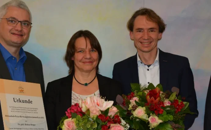 Vier Personen lächeln in die Kamera.