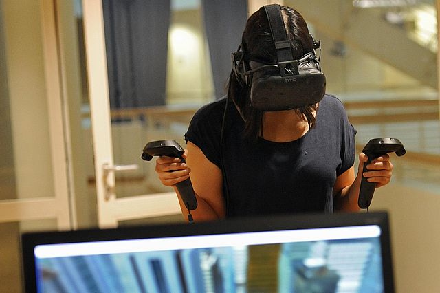 UW/H-Studentin mit VR-Ausrüstung