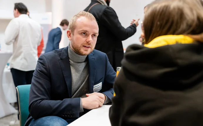Jonas Redecker im Gespräch mit einer Teilnehmerin