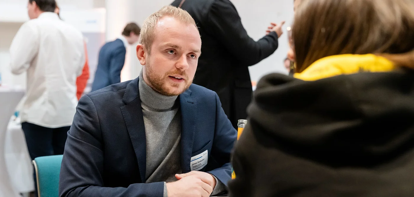 Jonas Redecker im Gespräch mit einer Teilnehmerin