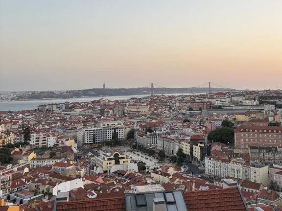 Blick über Lissabon in der Abenddämmerung.