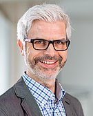 Prof Dr Tobias Esch (photo: Lukas Schulze) Portrait photo of Prof Dr Tobias Esch