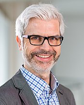 Prof Dr Tobias Esch (photo: Lukas Schulze) Portrait photo of Prof Dr Tobias Esch