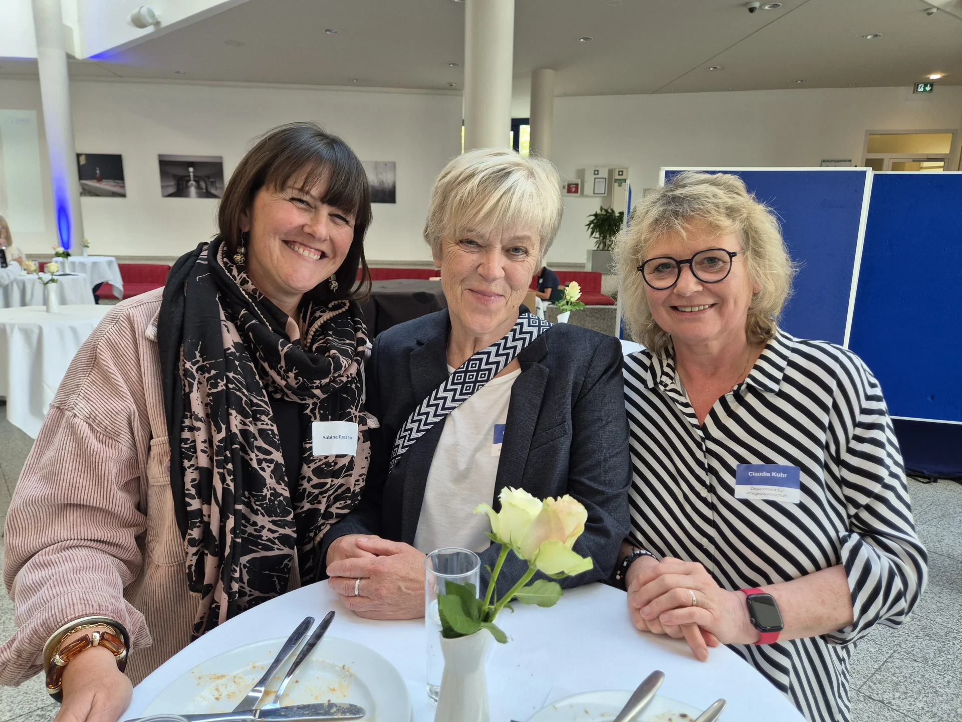 Sabine Reschke, Heike Möller und Claudia Kuhr (Foto: Kristin Schütz) Sabine Reschke, Heike Möller und Claudia Kuhr stehen um einen runden Stehtisch