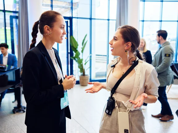 Paulina unterhält sich mit einer anderen Studentin.