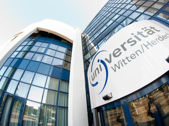 Außenaufnahme des Haupteingangs der Universität Witten/Herdecke.