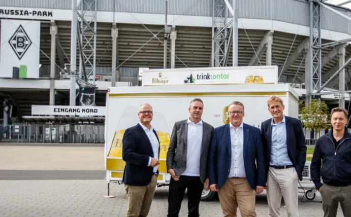 Fünf Männer stehen vor dem Borussia-Park.