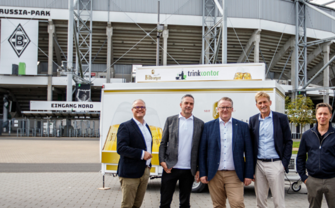 Fünf Männer stehen vor dem Borussia-Park.